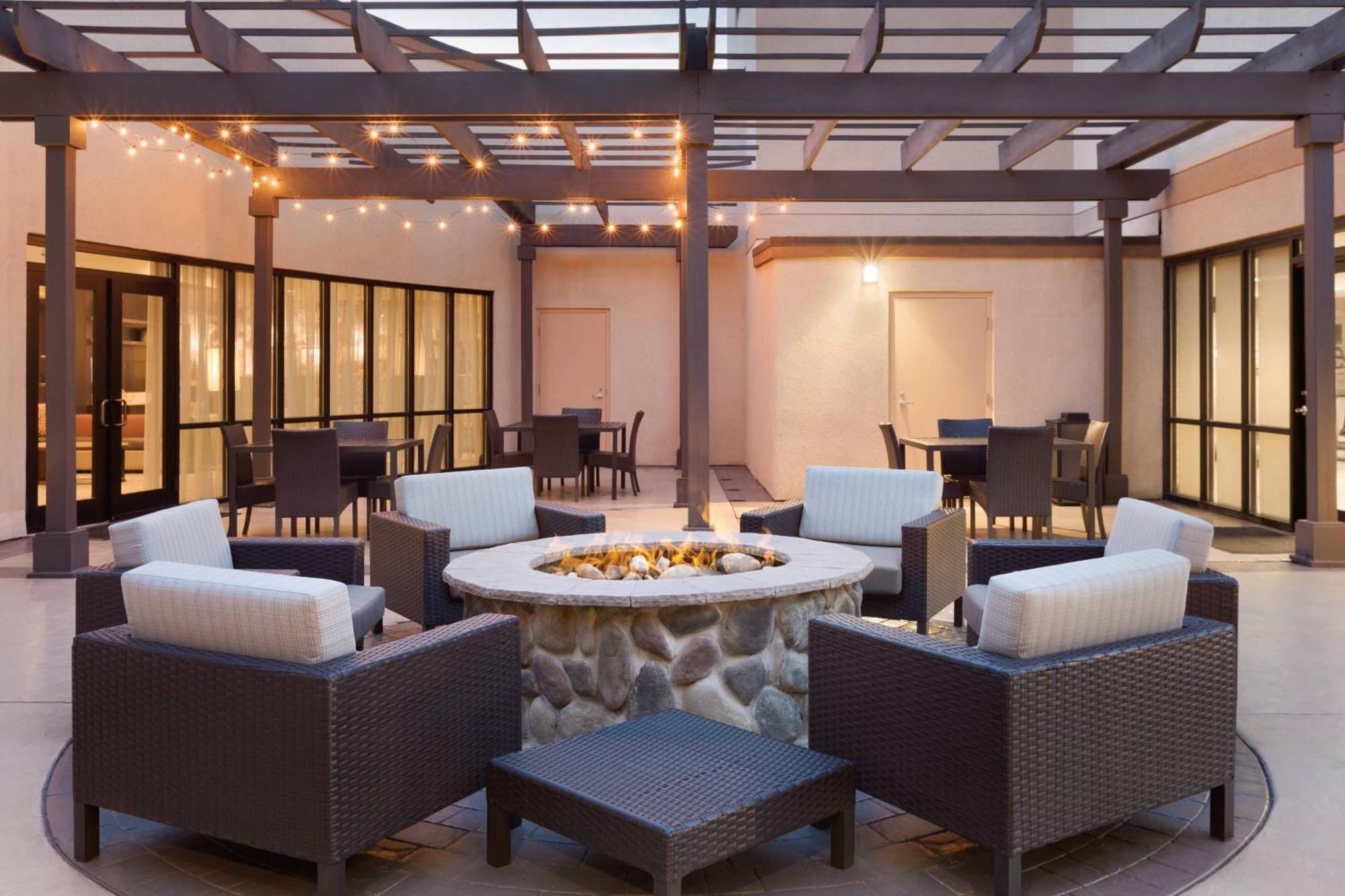 Courtyard Charlotte Airport North Hotel Bagian luar foto