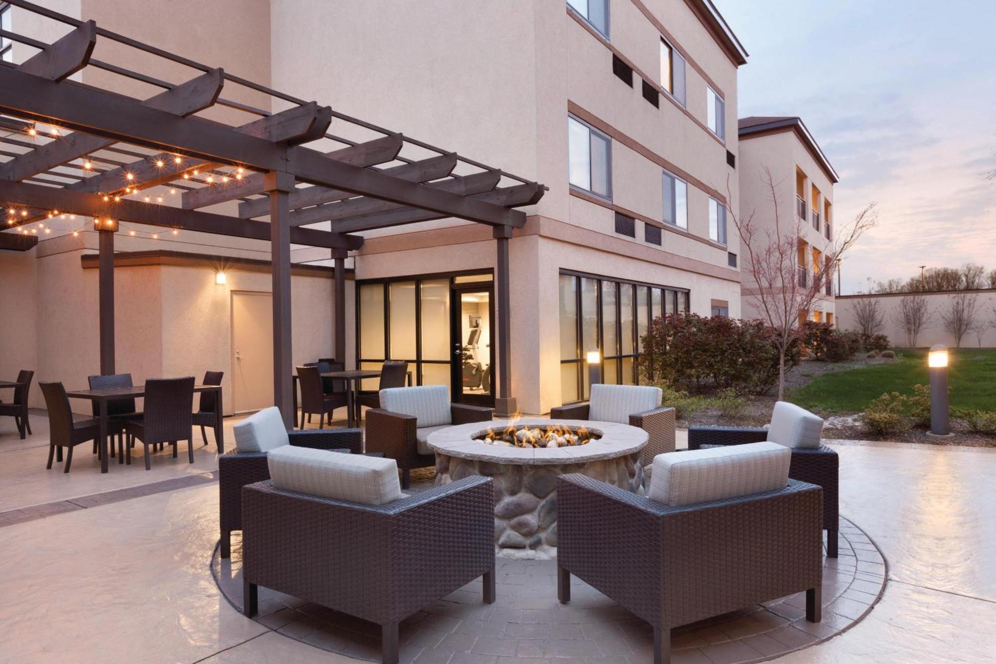 Courtyard Charlotte Airport North Hotel Bagian luar foto